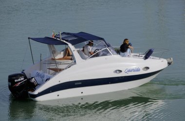 İtalya, Sicilya, Akdeniz, Marina di Ragusa (Ragusa Eyaleti); 9 Haziran 2023, limanda lüks bir yatta insanlar - EDITORIAL