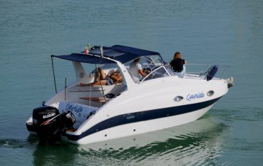 İtalya, Sicilya, Akdeniz, Marina di Ragusa (Ragusa Eyaleti); 9 Haziran 2023, limanda lüks bir yatta insanlar - EDITORIAL