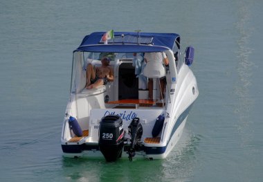 İtalya, Sicilya, Akdeniz, Marina di Ragusa (Ragusa Eyaleti); 9 Haziran 2023, limanda lüks bir yatta insanlar - EDITORIAL