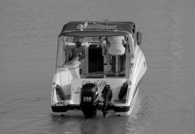 İtalya, Sicilya, Akdeniz, Marina di Ragusa (Ragusa Eyaleti); 9 Haziran 2023, limanda lüks bir yatta insanlar - EDITORIAL