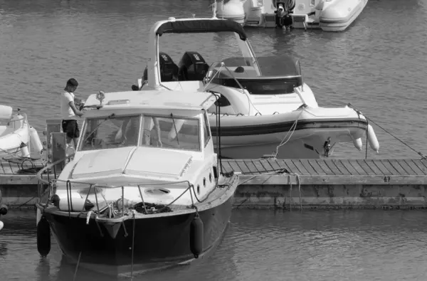 イタリア シチリア島 地中海 マリーナ ラグーザ ラグーザ州 June 2023 港の人々と豪華ヨット Editorial — ストック写真