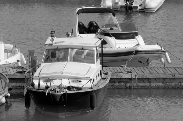 イタリア シチリア島 地中海 マリーナ ラグーザ ラグーザ州 June 2023 港の人々と豪華ヨット Editorial — ストック写真