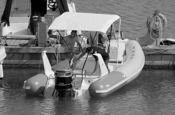 イタリア シチリア島 地中海 マリーナ ラグーザ ラグーザ州 6月2023 港のゴムボートに乗っている男性 Editorial — ストック写真
