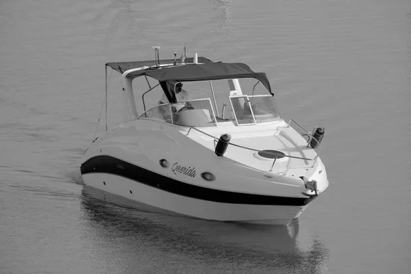 イタリア シチリア島 地中海 マリーナ ラグーザ ラグーザ州 6月2023 ポート内の豪華なヨットの男性 編集部 — ストック写真