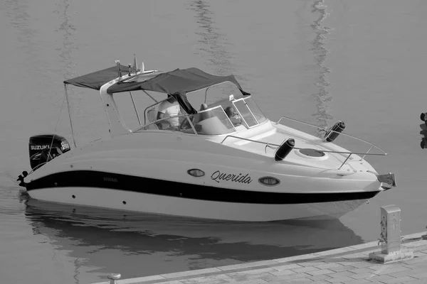 イタリア シチリア島 地中海 マリーナ ラグーザ ラグーザ州 6月2023 ポート内の豪華なヨットの男性 編集部 — ストック写真