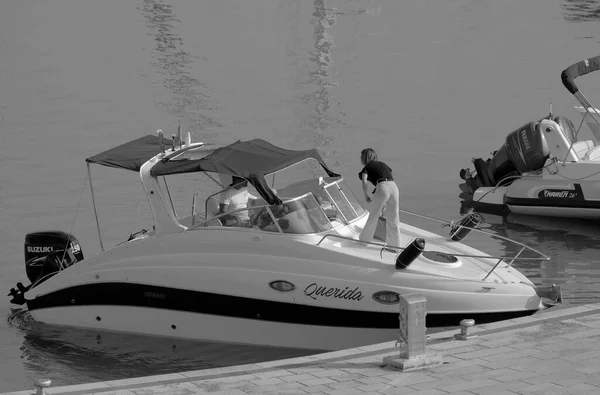 意大利 西西里 地中海 拉古萨海 拉古萨省 2023年6月9日 港口一艘豪华游艇上的乘客 Editorial — 图库照片