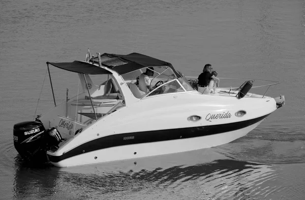 意大利 西西里 地中海 拉古萨海 拉古萨省 2023年6月9日 港口一艘豪华游艇上的乘客 Editorial — 图库照片