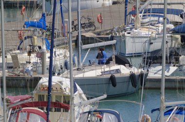 İtalya, Sicilya, Akdeniz, Marina di Ragusa (Ragusa Eyaleti); 10 Haziran 2023, limanda halk ve lüks yatlar - EDITORIAL