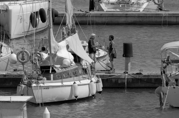 意大利 西西里 地中海 拉古萨海 拉古萨省 2023年6月10日 港口内的人员和帆船 Editorial — 图库照片
