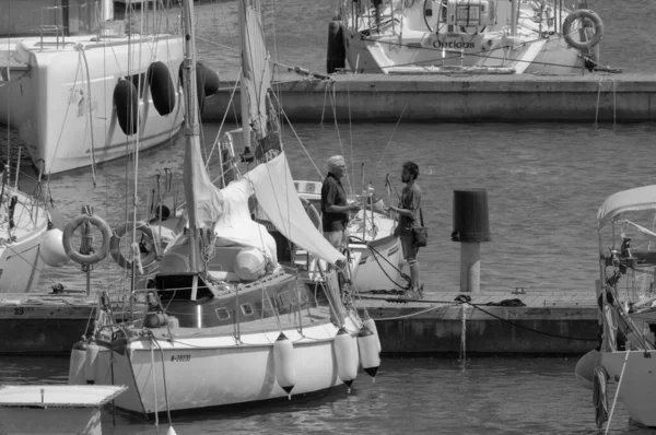 イタリア シチリア島 地中海 マリーナ ラグーザ ラグーザ州 2023年6月10日 港内の人々と帆船 Editorial — ストック写真