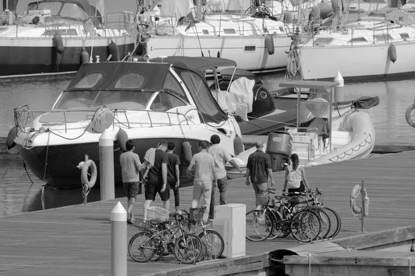 イタリア シチリア島 地中海 マリーナ ラグーザ ラグーザ州 6月2023 ポート内の人々 自転車や高級ヨット 編集部 — ストック写真