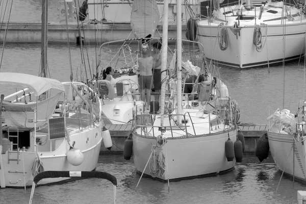 意大利 西西里 地中海 拉古萨海 拉古萨省 2023年6月10日 港口一艘帆船上的乘客 Editorial — 图库照片