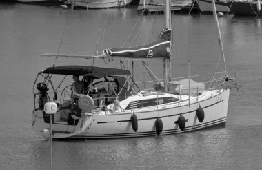 İtalya, Sicilya, Akdeniz, Marina di Ragusa (Ragusa ili); 11 Haziran 2023, limandaki bir yelkenli teknesinde insanlar - EDITORIAL