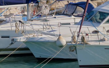 İtalya, Sicilya, Akdeniz, Marina di Ragusa (Ragusa Eyaleti); limanda lüks yatlar 