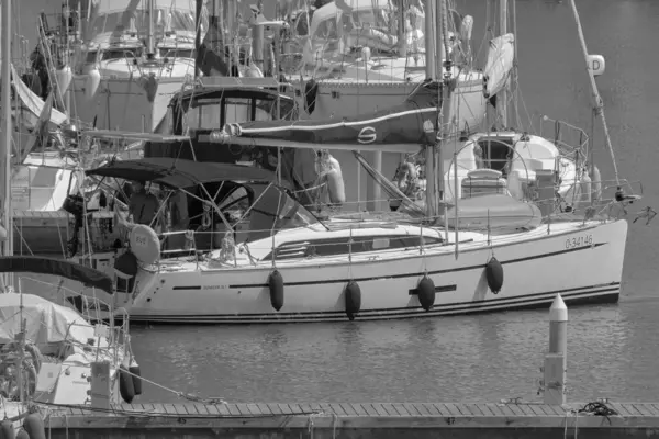 イタリア シチリア島 地中海 マリーナ ラグーザ ラグーザ州 2023年6月11日 港内の帆船に乗っている人々 Editorial — ストック写真