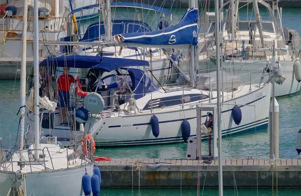 イタリア シチリア島 地中海 マリーナ ラグーザ ラグーザ州 2023年6月11日 港内の帆船に乗っている人々 Editorial — ストック写真