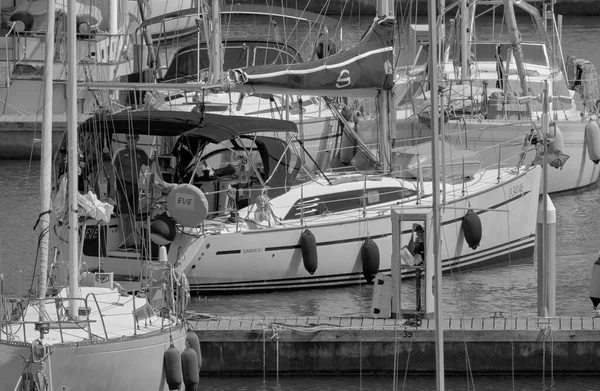 意大利 西西里 地中海 拉古萨海 拉古萨省 2023年6月11日 港口一艘帆船上的乘客 Editorial — 图库照片