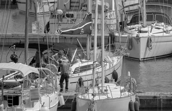 意大利 西西里 地中海 拉古萨海 拉古萨省 2023年6月11日 港口一艘帆船上的乘客 Editorial — 图库照片