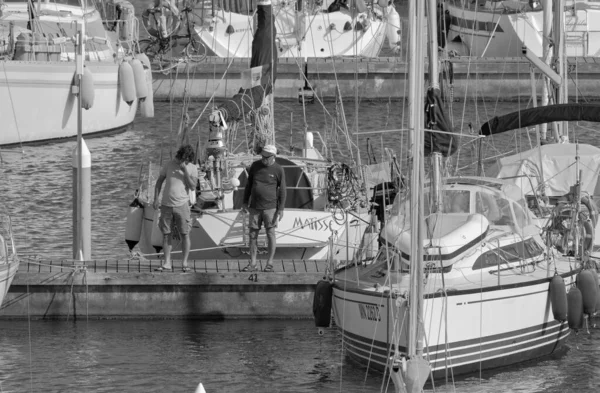 意大利 西西里 地中海 拉古萨海 拉古萨省 2023年6月11日 港口内的人员和帆船 Editorial — 图库照片