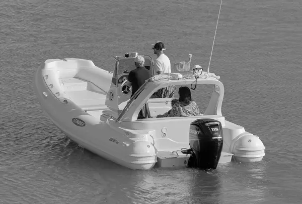 意大利 西西里 地中海 拉古萨海 拉古萨省 2023年6月11日 港口一艘橡皮船上的人 Editorial — 图库照片