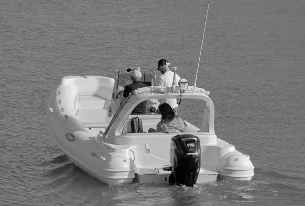 イタリア シチリア島 地中海 マリーナ ラグーザ ラグーザ州 2023年6月11日 港内のゴムボートに乗っている人々 Editorial — ストック写真