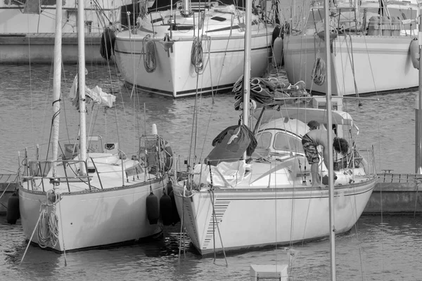 이탈리아 시칠리아해 지중해 마리나 디라구 라구사 범선을 남자들 스러운 요트를 — 스톡 사진
