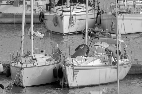 意大利 西西里 地中海 拉古萨海 拉古萨省 港口帆船上的人 — 图库照片