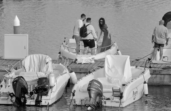 イタリア シチリア島 地中海 マリーナ ラグーザ ラグーザ州 2023年6月11日 港のモーターボートに乗っている人々 Editorial — ストック写真