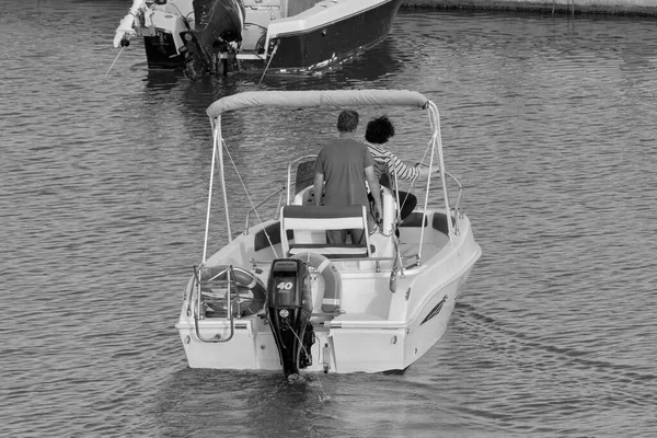 Italien Sicilien Medelhavet Marina Ragusa Ragusaprovinsen Juni 2023 Personer Motorbåt — Stockfoto