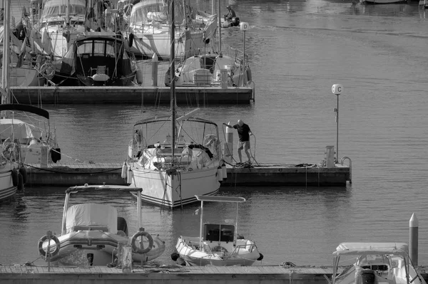 意大利 西西里 地中海 拉古萨港 拉古萨省 2023年6月12日 港口内的人员 汽艇和豪华游艇 Editorial — 图库照片