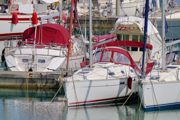 イタリア シチリア島 地中海 マリーナ ラグーザ ラグーザ州 2023年6月13日 港内の豪華なヨット Editorial — ストック写真