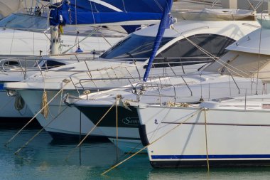 İtalya, Sicilya, Akdeniz, Marina di Ragusa (Ragusa ili); 13 Haziran 2023, limanda lüks yatlar - EDITORIAL