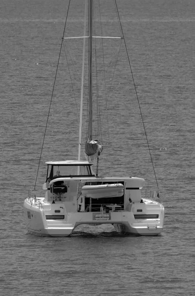 Italien Sicilien Medelhavet Marina Ragusa Ragusaprovinsen Juni 2023 Man Segelbåt — Stockfoto