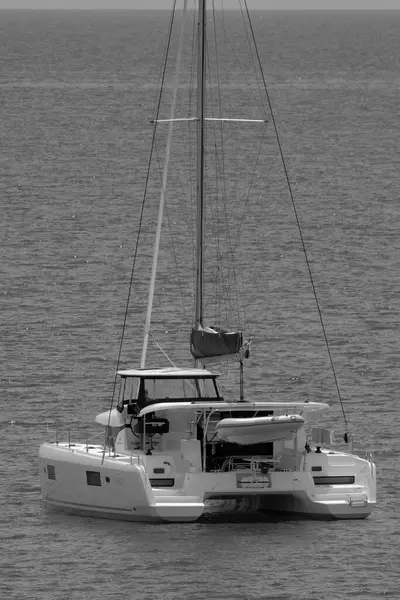 Italien Sicilien Medelhavet Marina Ragusa Ragusaprovinsen Juni 2023 Man Segelbåt — Stockfoto