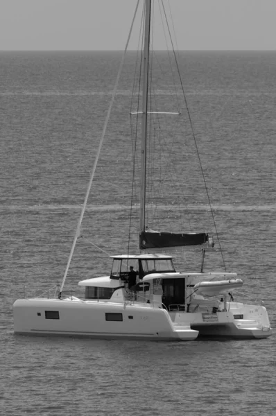 イタリア シチリア島 地中海 マリーナ ラグーザ ラグーザ州 2023年6月14日 海のセーリングボートに乗って男 Editorial — ストック写真