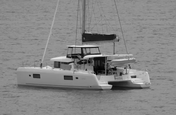 Italien Sicilien Medelhavet Marina Ragusa Ragusaprovinsen Juni 2023 Män Segelbåt — Stockfoto