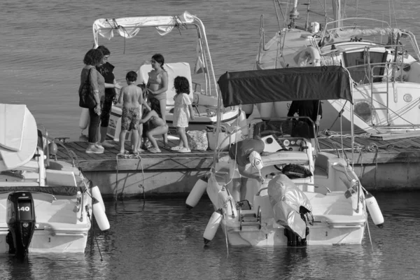 Italia Sicilia Middelhavet Marina Ragusa Ragusaprovinsen Juni 2023 Folk Motorbåter – stockfoto