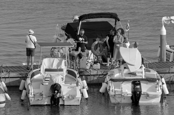 Italien Sicilien Medelhavet Marina Ragusa Ragusaprovinsen Juni 2023 Människor Motorbåtar — Stockfoto