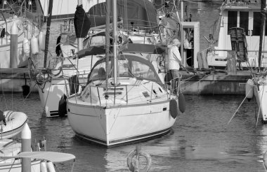 İtalya, Sicilya, Akdeniz, Marina di Ragusa (Ragusa ili); 18 Haziran 2023, limandaki bir yelkenli teknesinde erkekler - EDITORIAL