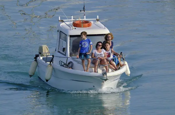 意大利 西西里 地中海 拉古萨海 拉古萨省 2023年6月18日 港口一艘汽艇上的乘客 Editorial — 图库照片