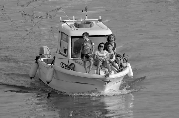 イタリア シチリア島 地中海 マリーナ ラグーザ ラグーザ州 2023年6月18日 港のモーターボートに乗っている人々 Editorial — ストック写真