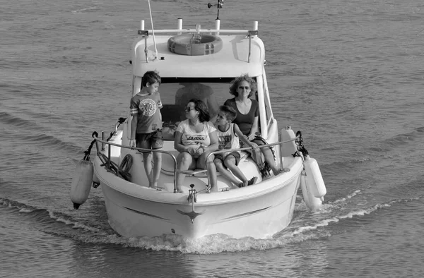 イタリア シチリア島 地中海 マリーナ ラグーザ ラグーザ州 2023年6月18日 港のモーターボートに乗っている人々 Editorial — ストック写真
