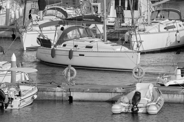 意大利 西西里 地中海 拉古萨海 拉古萨省 2023年6月18日 港口一艘帆船上的人 Editorial — 图库照片