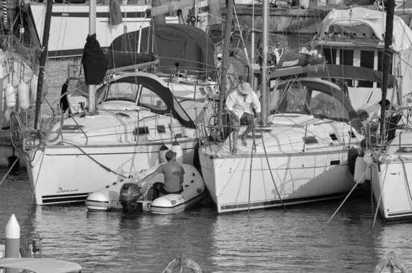 Italien Sicilien Medelhavet Marina Ragusa Ragusaprovinsen Juni 2023 Män Segelbåt — Stockfoto