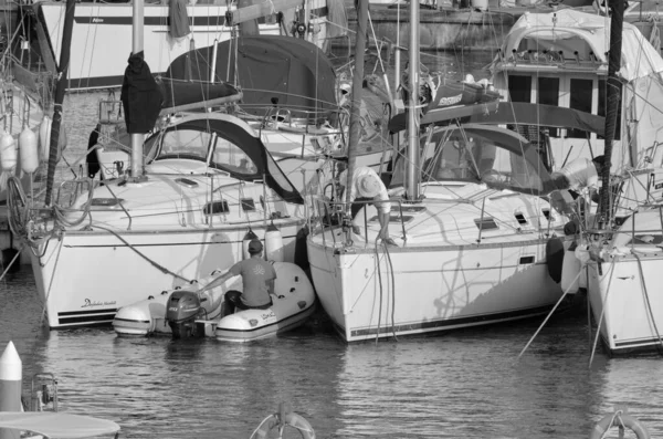 イタリア シチリア島 地中海 マリーナ ラグーザ ラグーザ州 2023年6月18日 港内の帆船に乗っている男性 Editorial — ストック写真