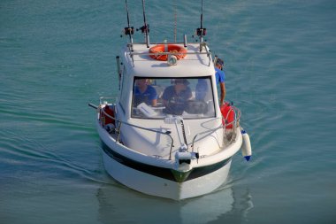 İtalya, Sicilya, Akdeniz, Marina di Ragusa (Ragusa Eyaleti); 20 Haziran 2023, limandaki bir motorlu teknede balıkçı - EDITORIAL