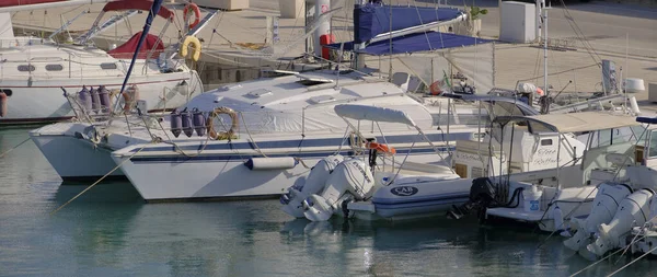 イタリア シチリア島 地中海 マリーナ ラグーザ ラグーザ州 2023年6月20日 港内のモーターボートや豪華ヨット Editorial — ストック写真