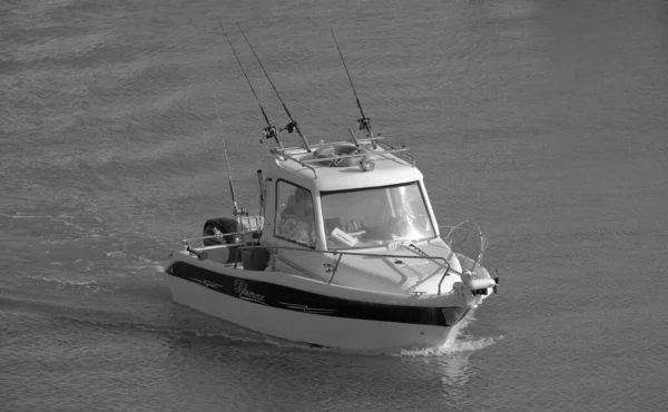 意大利 西西里 地中海 拉古萨海 拉古萨省 2023年6月20日 港口汽艇上的体育渔民 Editorial — 图库照片
