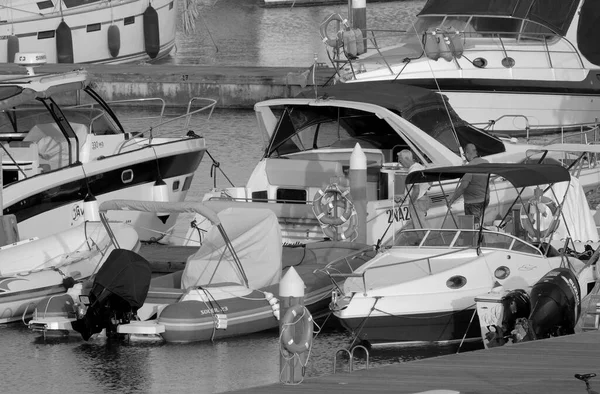 イタリア シチリア島 地中海 マリーナ ラグーザ ラグーザ州 2023年6月20日 日没時に港の人々 モーターボート 豪華ヨット — ストック写真