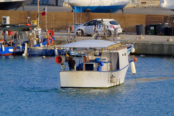 イタリア シチリア島 マリーナ ラグーザ ラグーザ州 港内の地元の木製漁船の漁師 — ストック写真